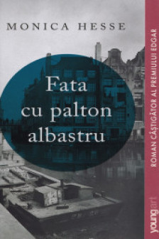 Fata cu palton albastru