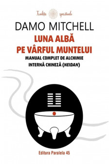 Luna alba pe varful muntelui
