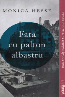 Fata cu palton albastru